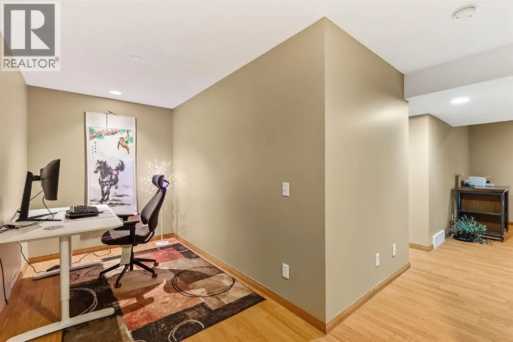 120 Simcoe Close SW