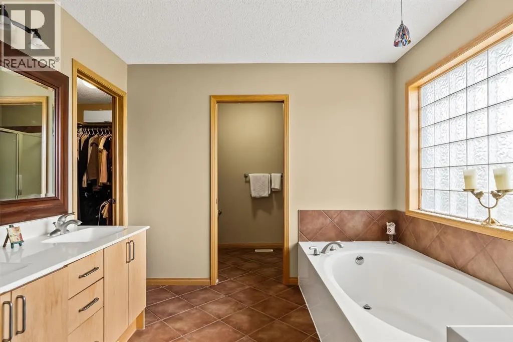 120 Simcoe Close SW