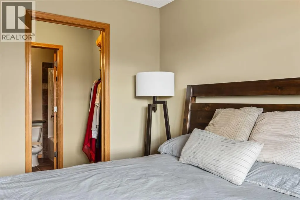 120 Simcoe Close SW