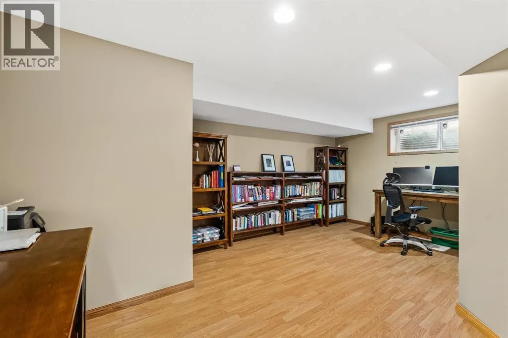 120 Simcoe Close SW