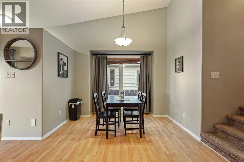 24 Blackfoot Court W