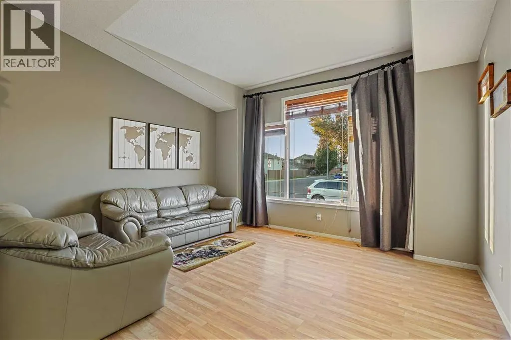 24 Blackfoot Court W