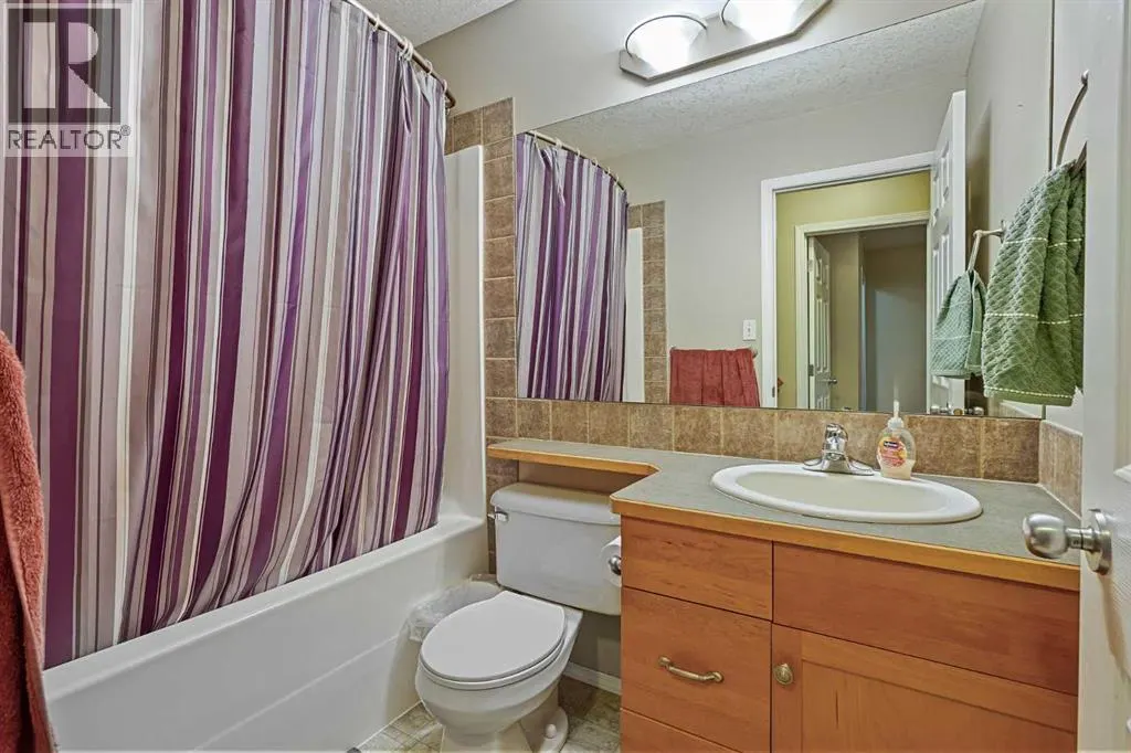 24 Blackfoot Court W