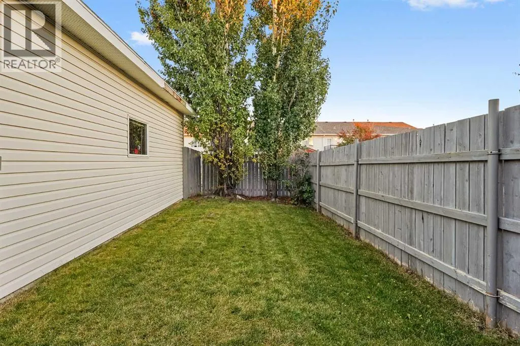 24 Blackfoot Court W