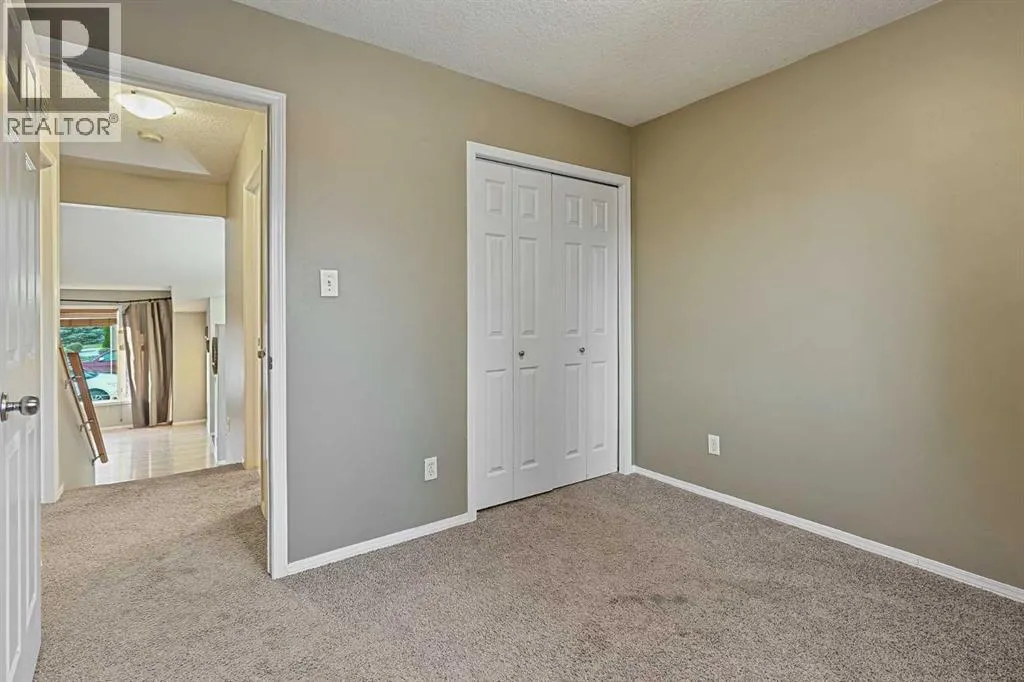 24 Blackfoot Court W