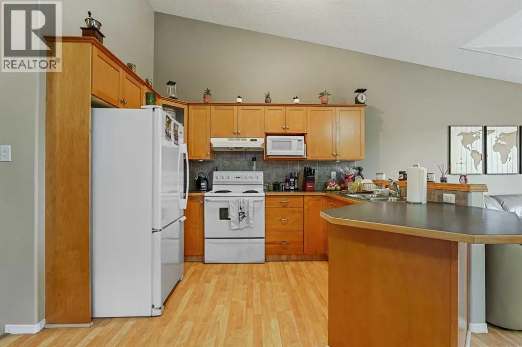 24 Blackfoot Court W