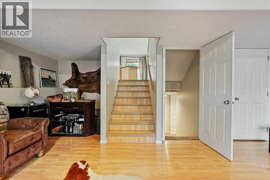 24 Blackfoot Court W