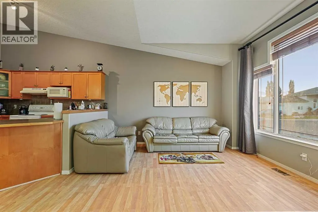24 Blackfoot Court W
