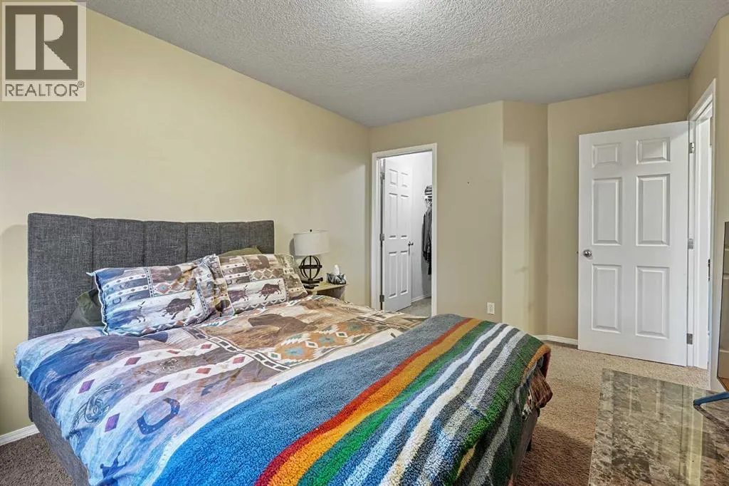 24 Blackfoot Court W