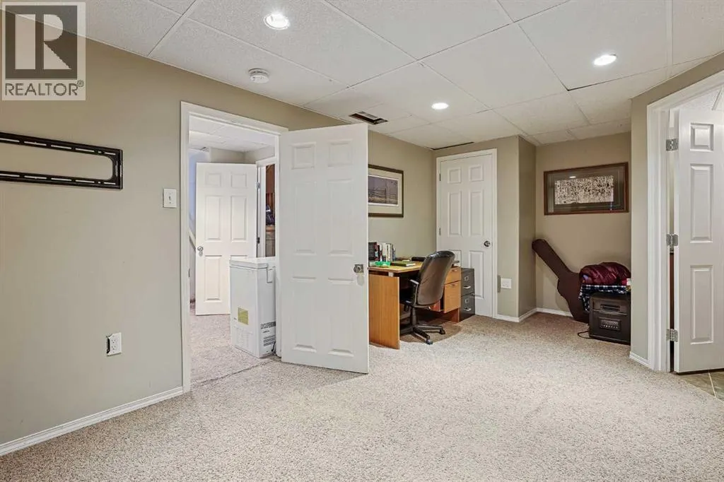 24 Blackfoot Court W