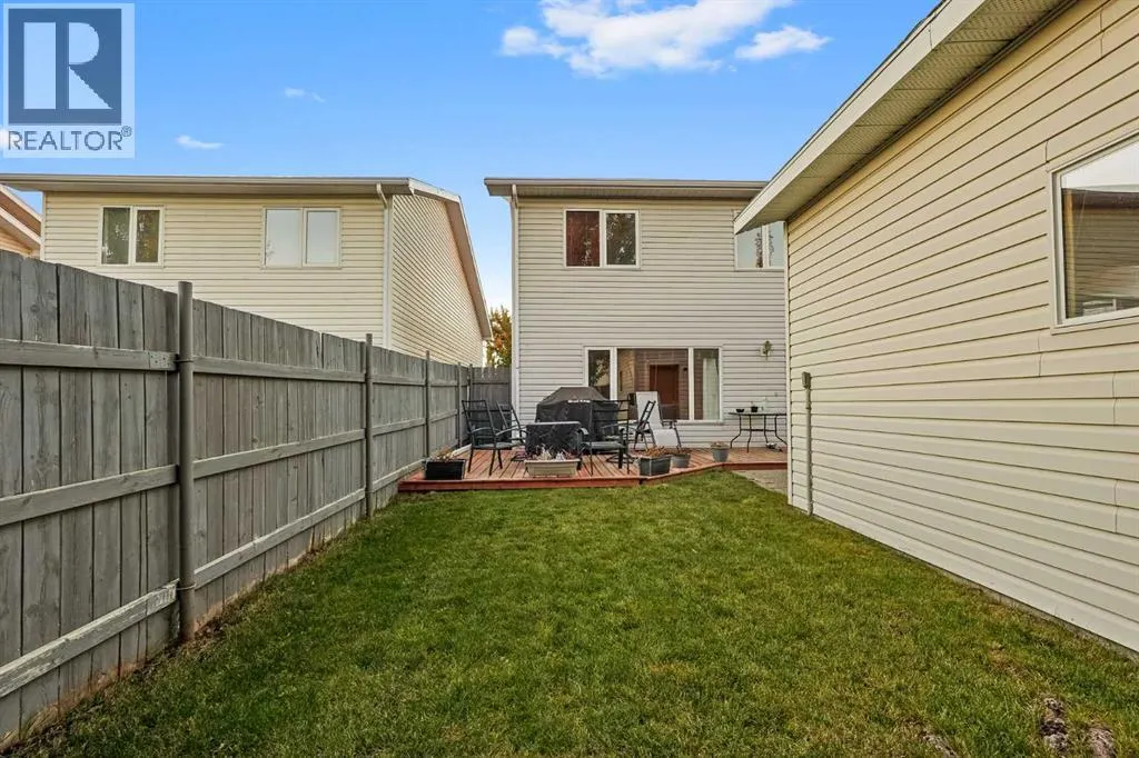 24 Blackfoot Court W