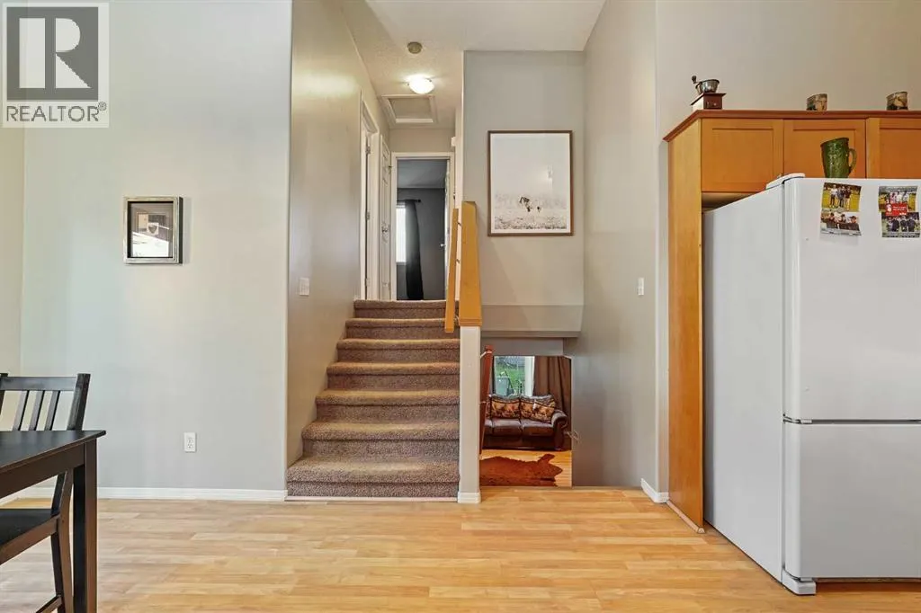 24 Blackfoot Court W