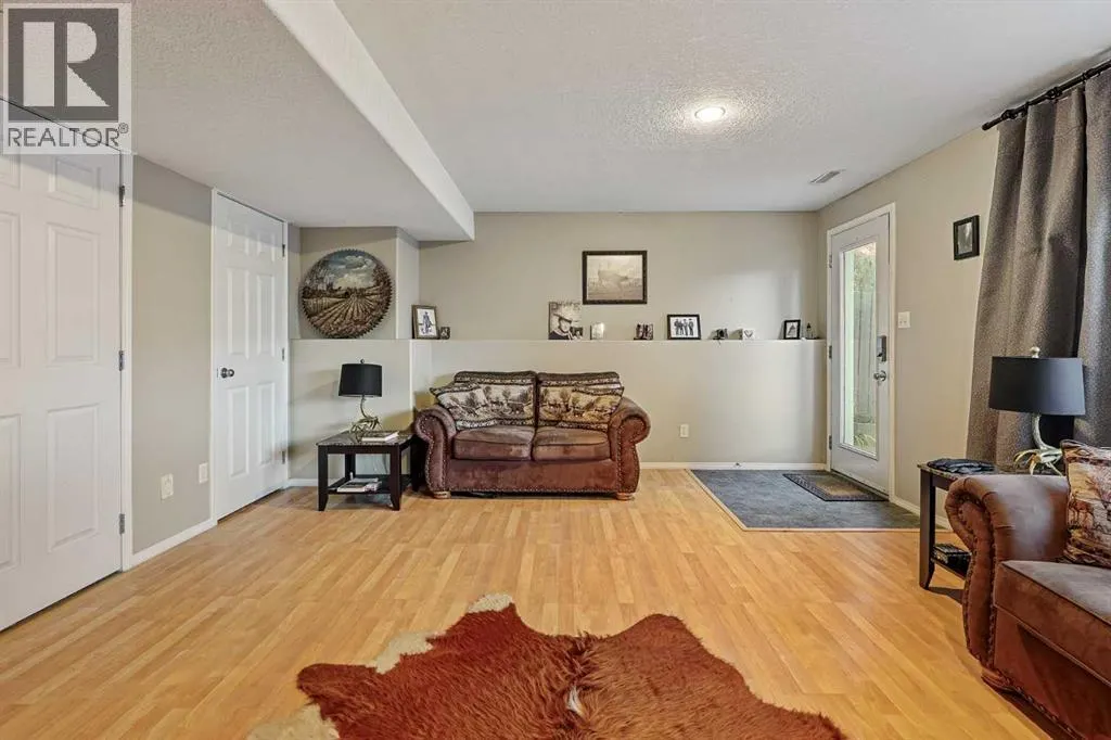 24 Blackfoot Court W