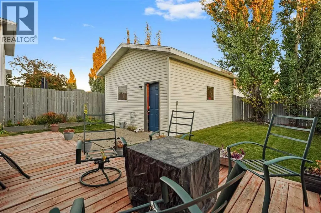 24 Blackfoot Court W