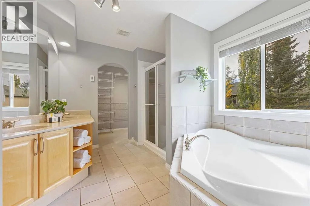 164 Strathlea Place SW
