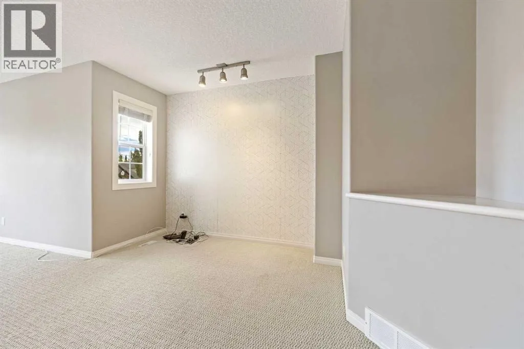 164 Strathlea Place SW
