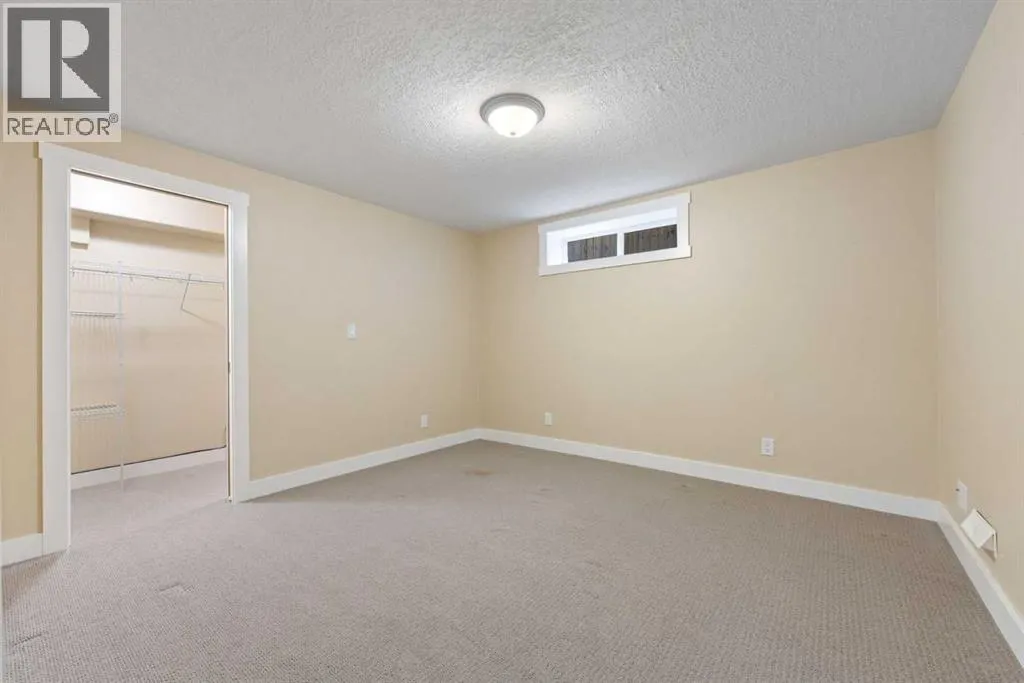 164 Strathlea Place SW