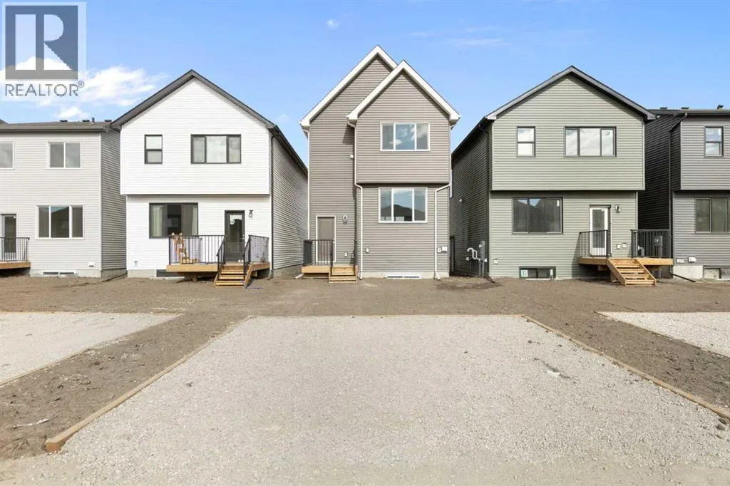 688 Buffaloberry Manor SE