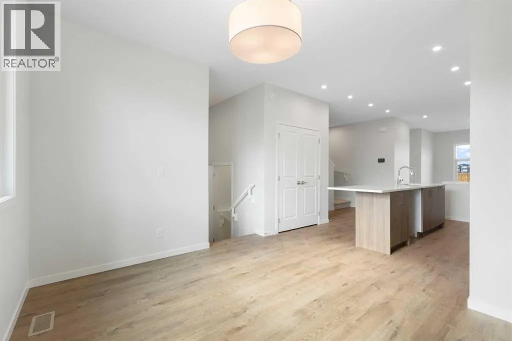 688 Buffaloberry Manor SE