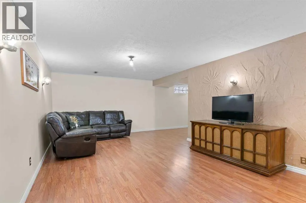 1147 Lake Huron Crescent SE
