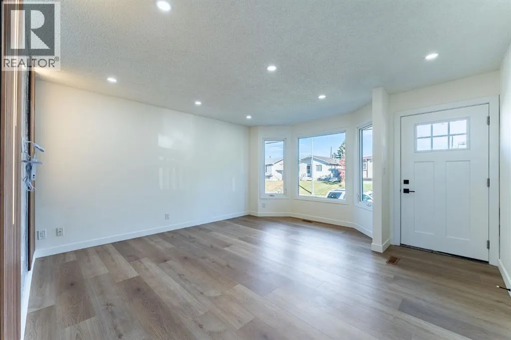71 Maranda Close NE