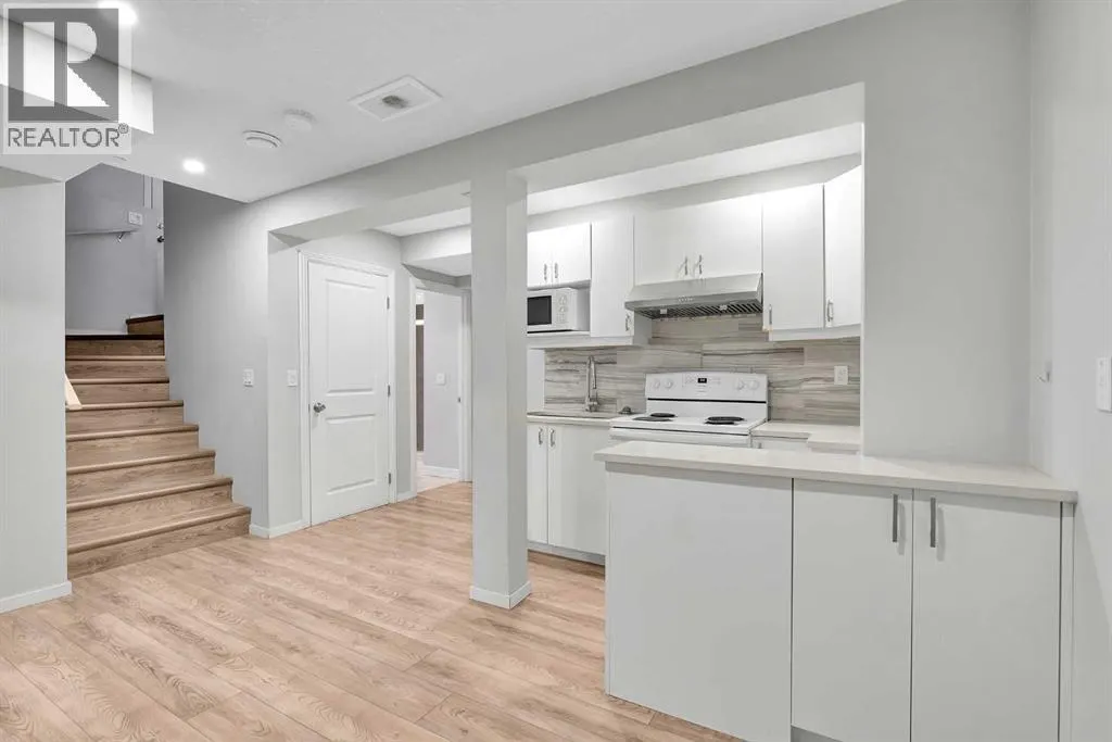 106 Lucas Crescent NW