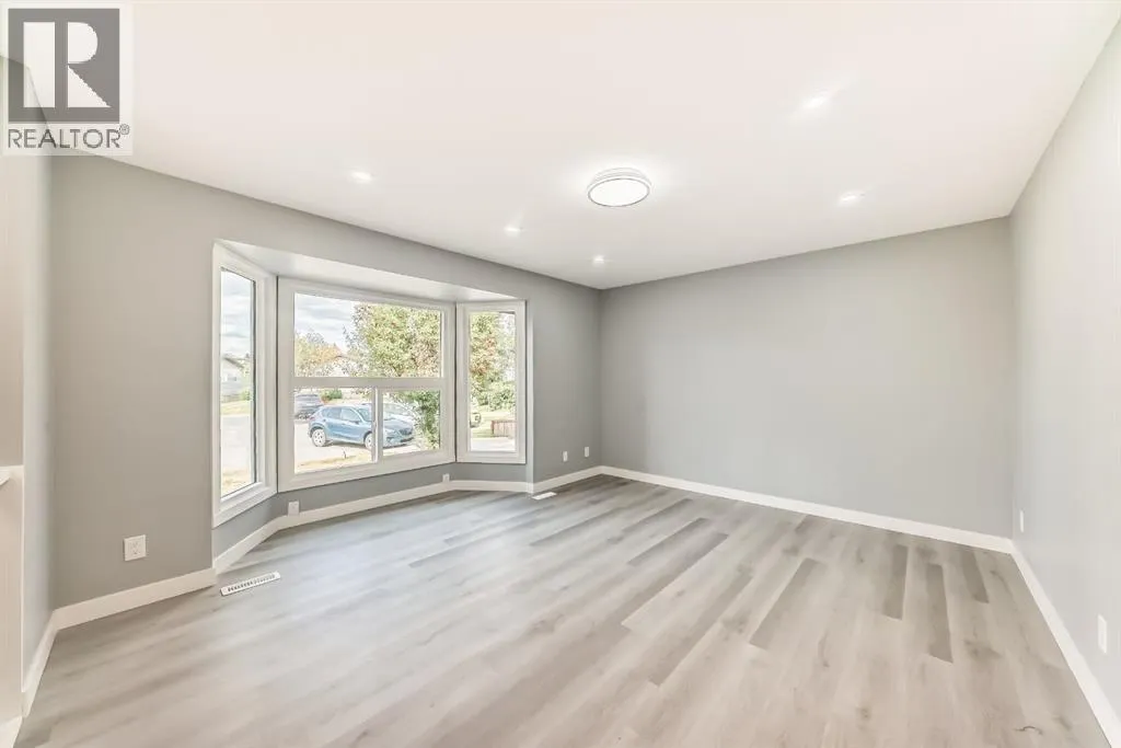 19 Rundlelawn Court NE