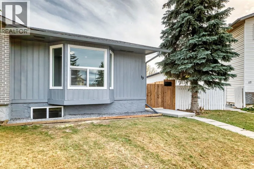 19 Rundlelawn Court NE