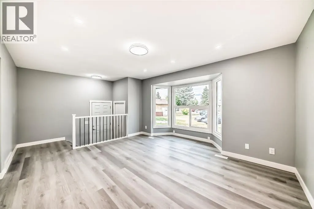 19 Rundlelawn Court NE
