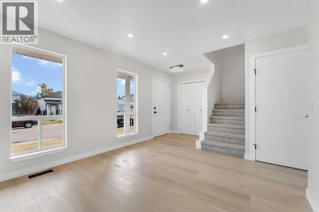 25 San Diego Way NE