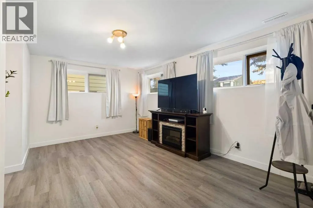 27 Deercrest Close SE