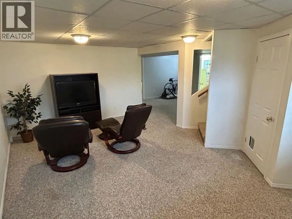 192 Mt Rundle Road W