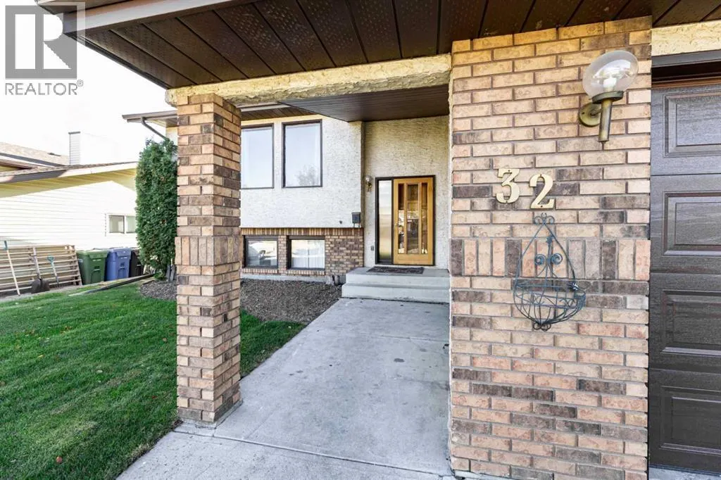 32 Huget Crescent