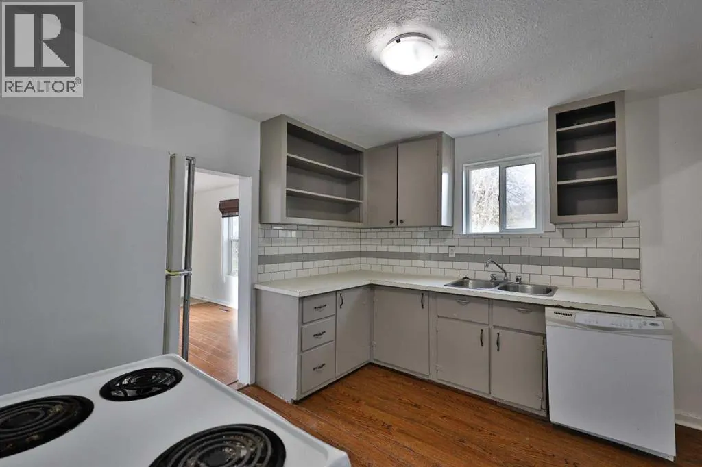 380 3 Street E