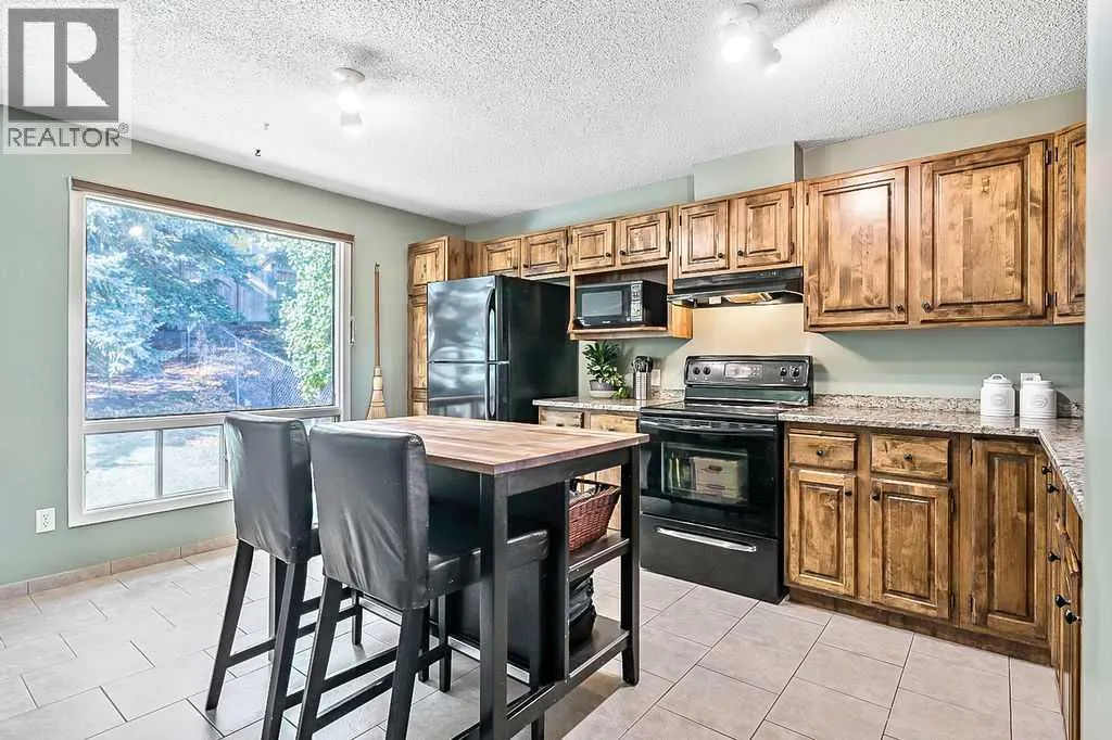 637 Strathcona Drive SW