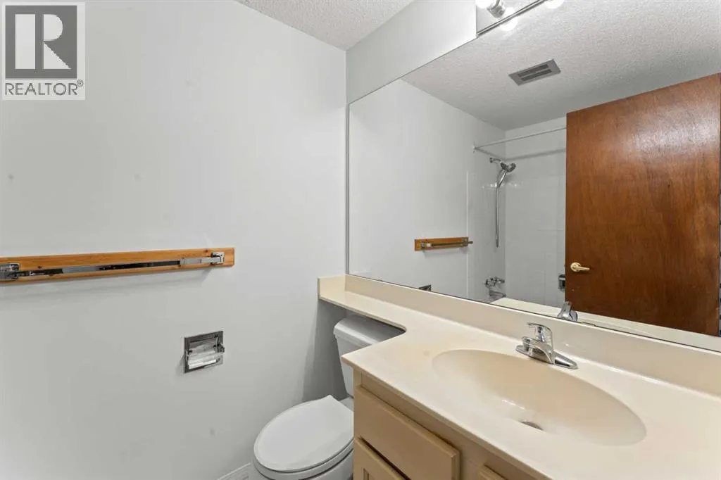 33, 5400 Dalhousie Drive NW