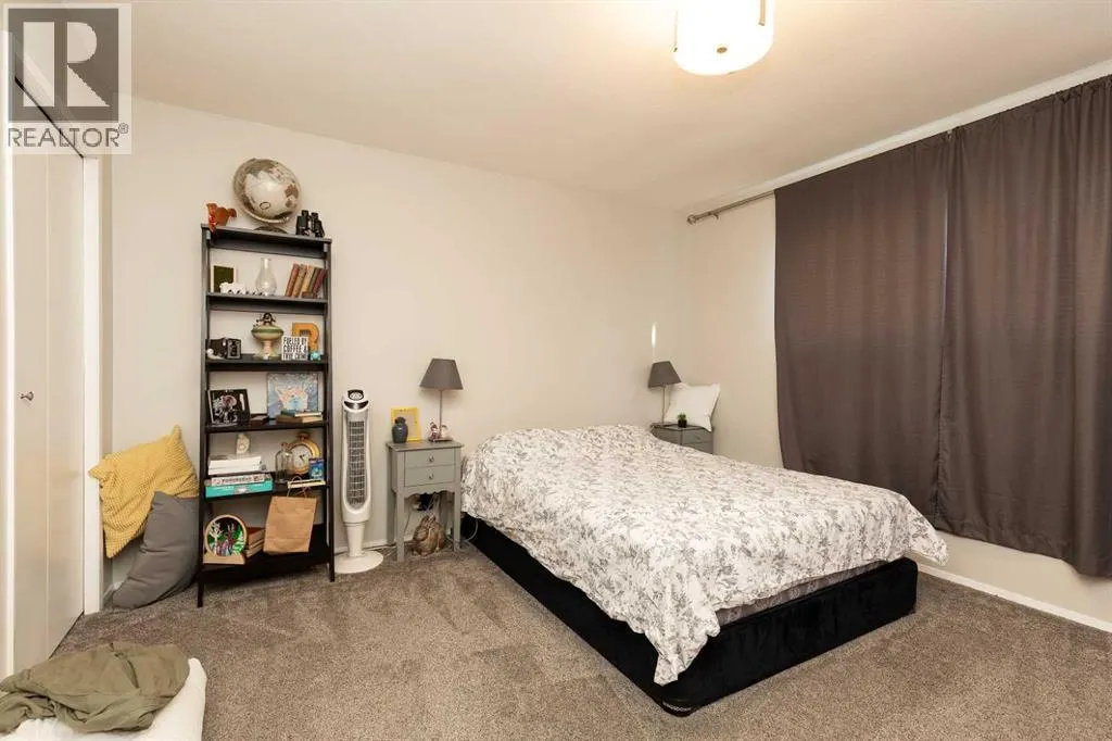 945 Columbia Boulevard W