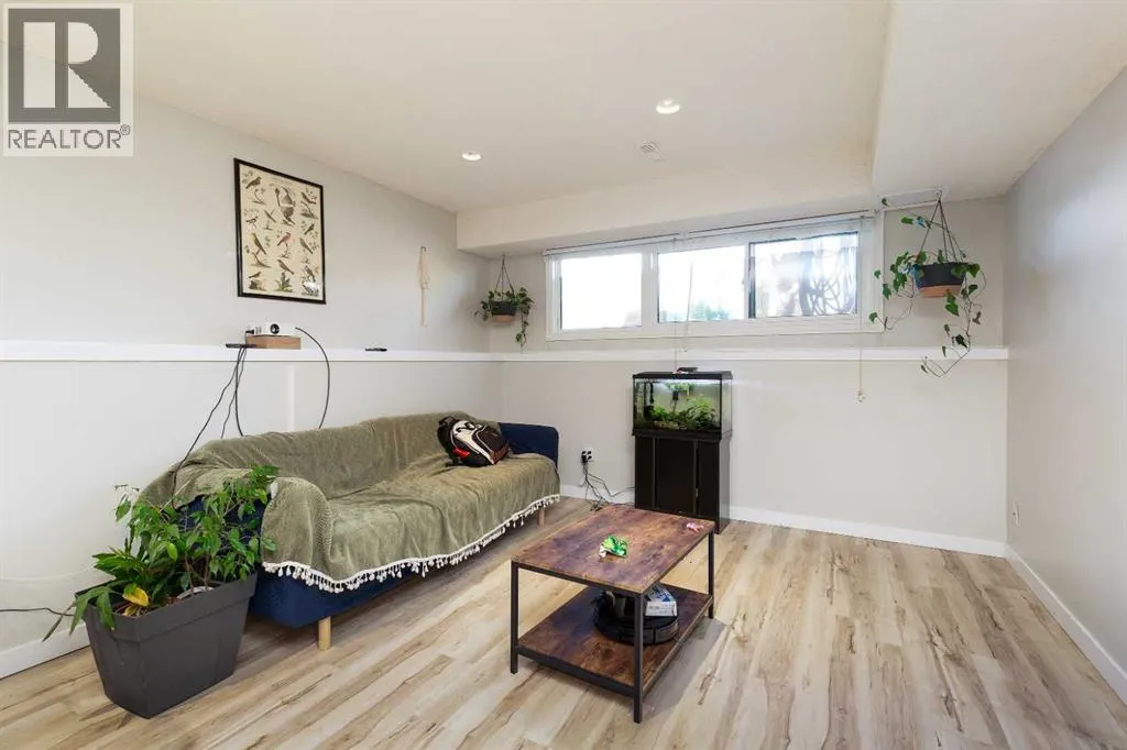 945 Columbia Boulevard W
