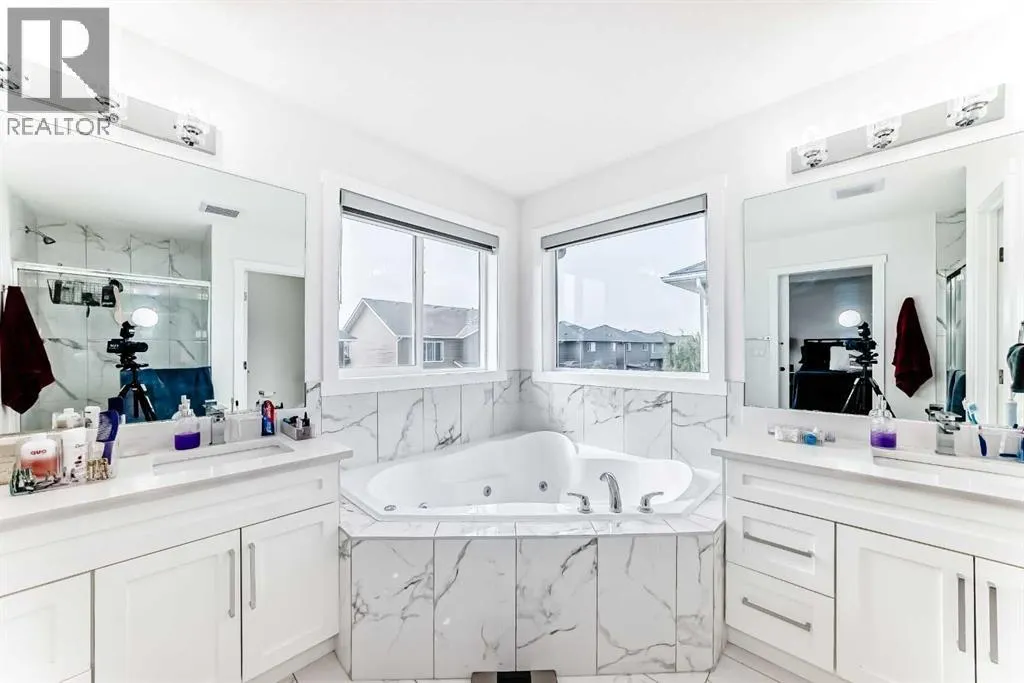 772 Edgefield Crescent