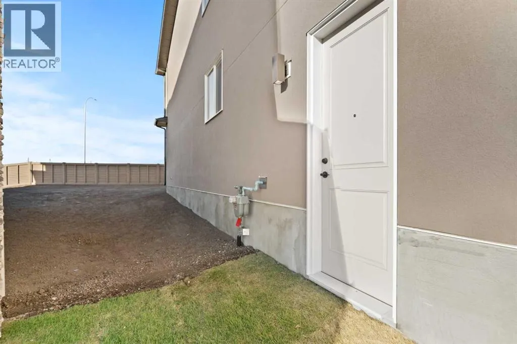 736 Savanna Crescent NE