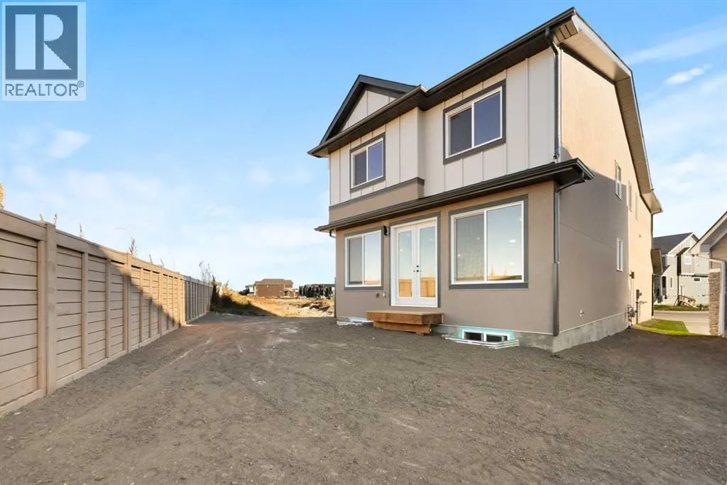 736 Savanna Crescent NE