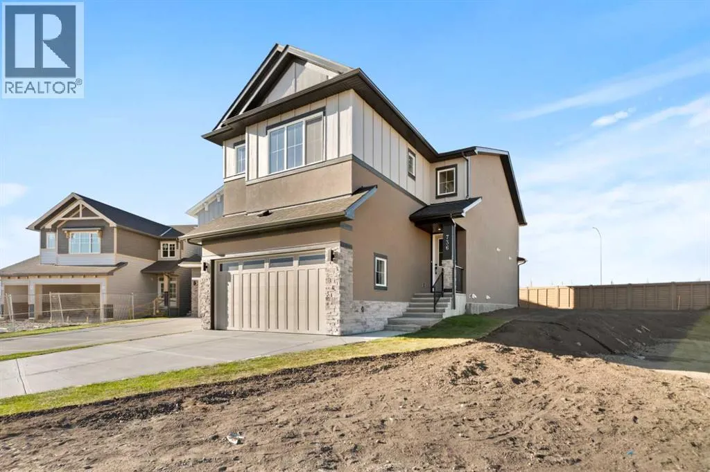 736 Savanna Crescent NE