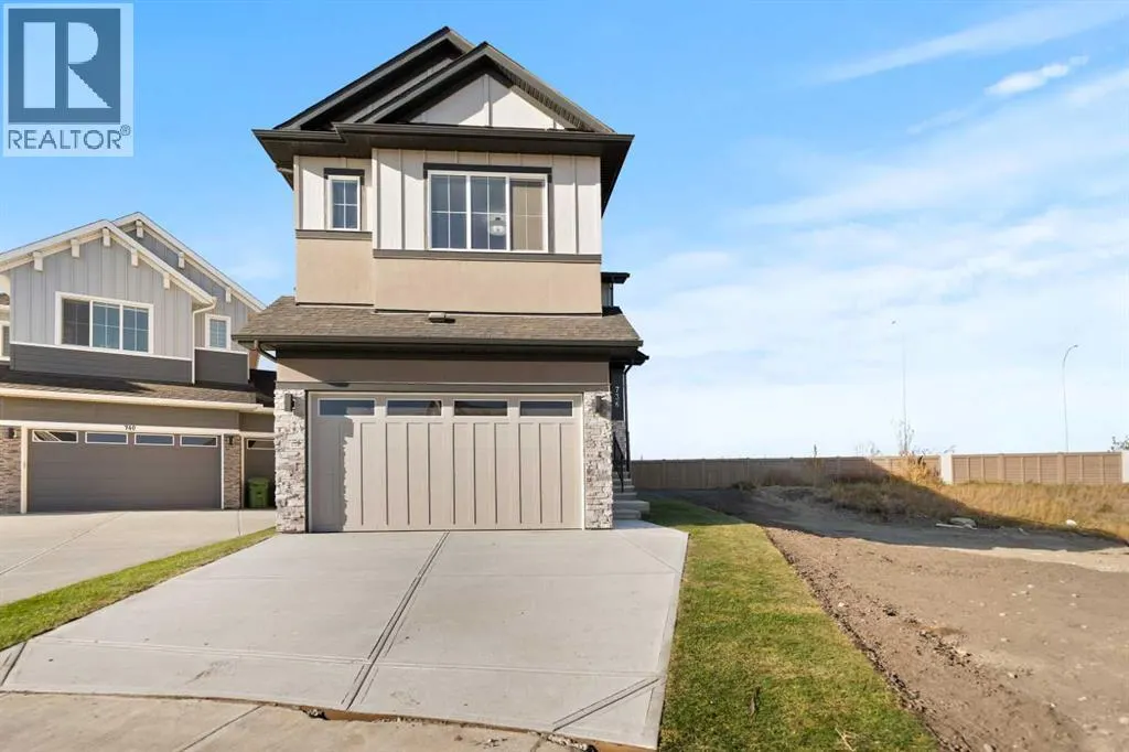 736 Savanna Crescent NE