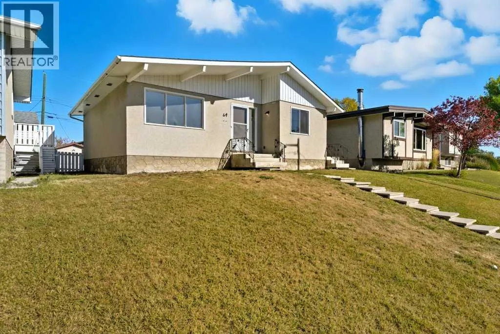 64 Maranda Close NE