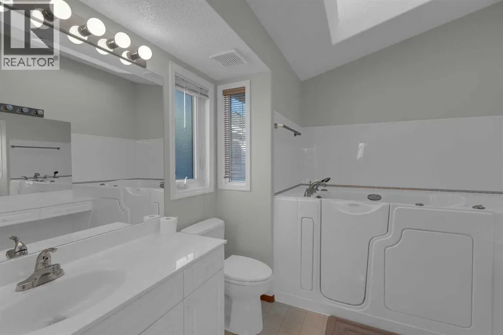 102 Edgebrook Heights NW