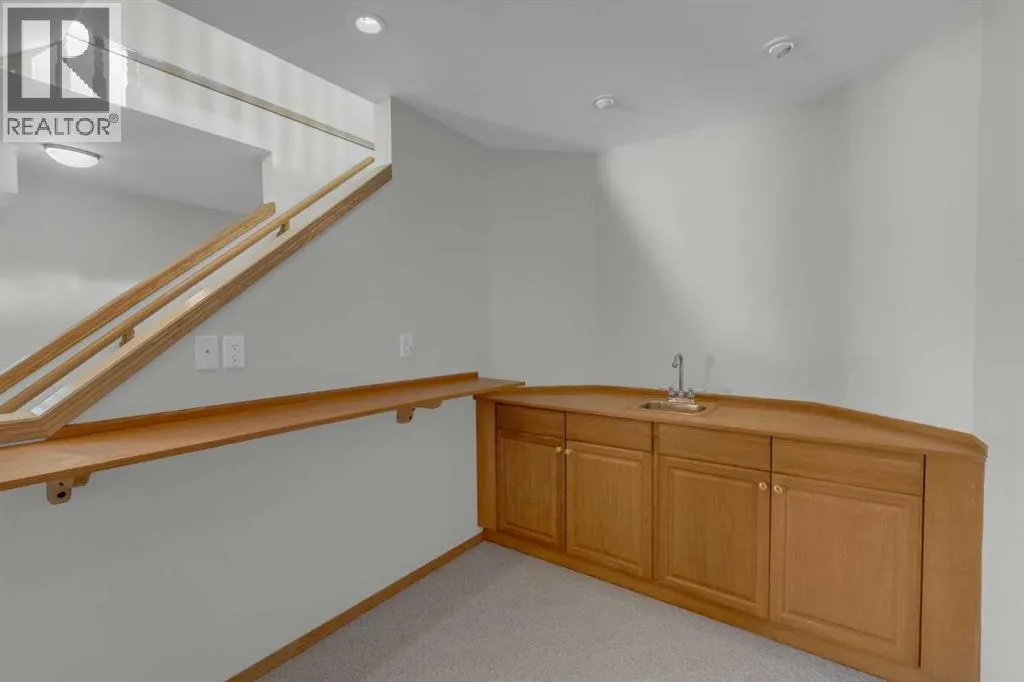 102 Edgebrook Heights NW