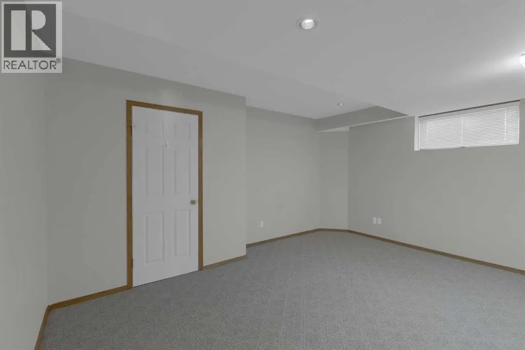 102 Edgebrook Heights NW