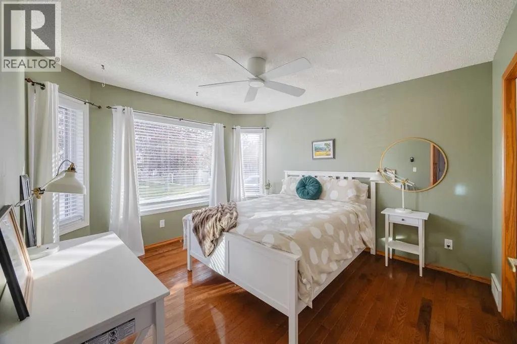 145 McKenzie Lake Gardens SE