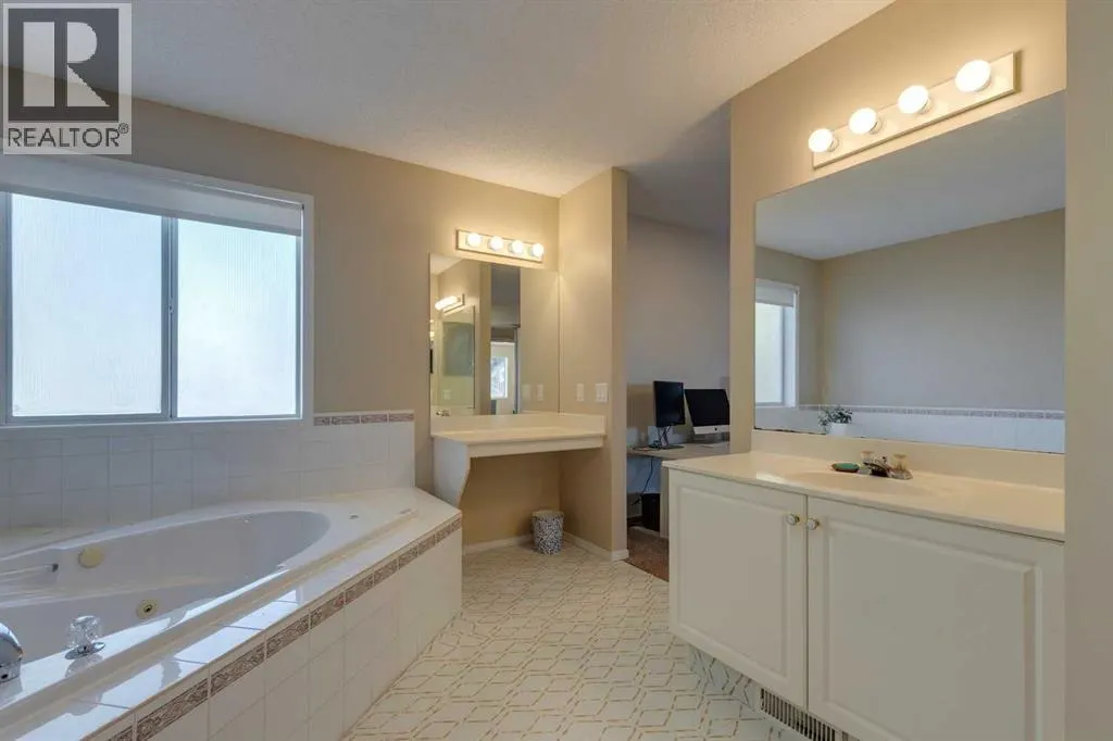 254 Scenic View Close NW