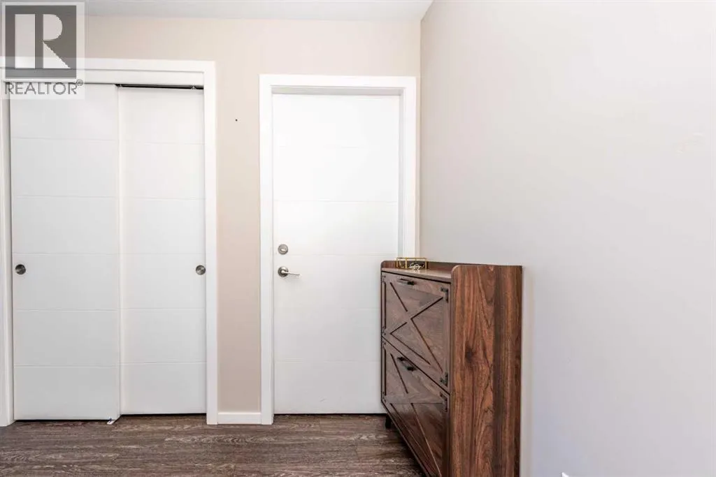203, 225 Redstone Walk NE